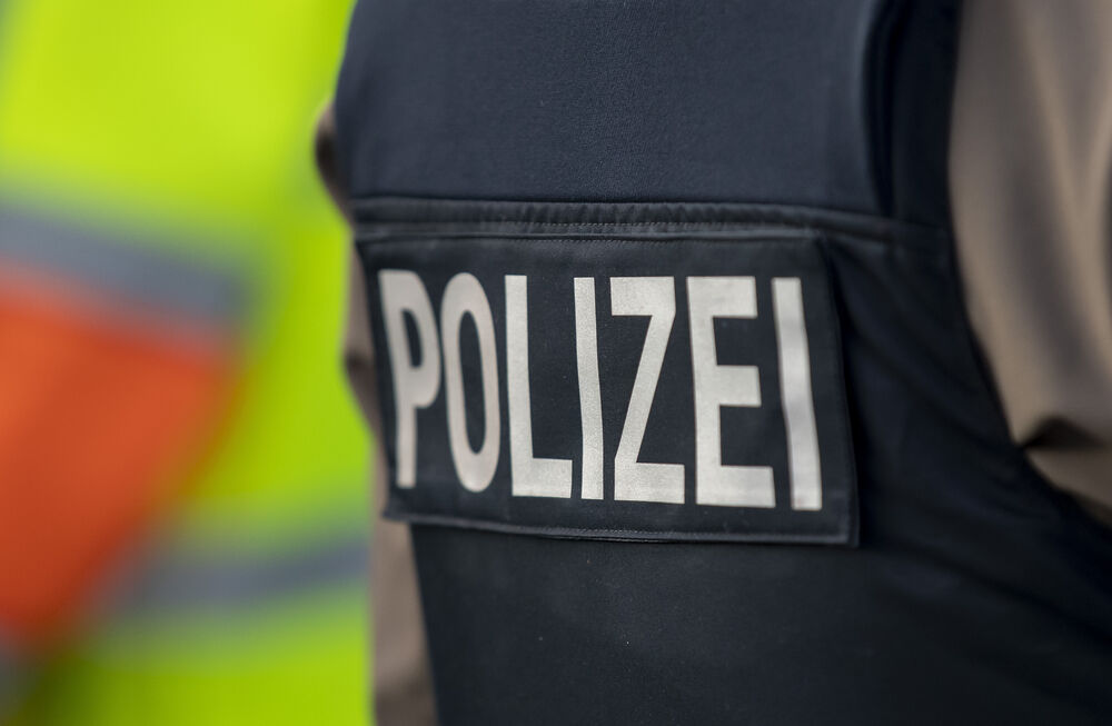 Axtmann stürmt Polizeiwache! Angst und Schrecken in NRW - Mann mit Axt attackiert Polizisten