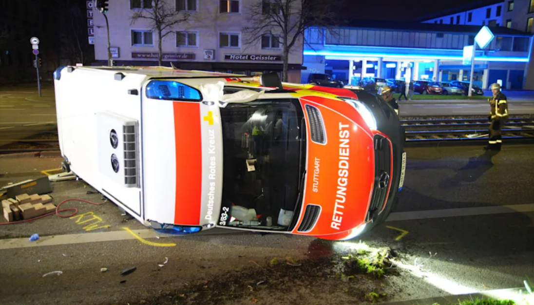 Rettungswagen verunglückt im Einsatz! Mehrere Verletzte - schwere Unfall bei Einsatz-Fahrt!