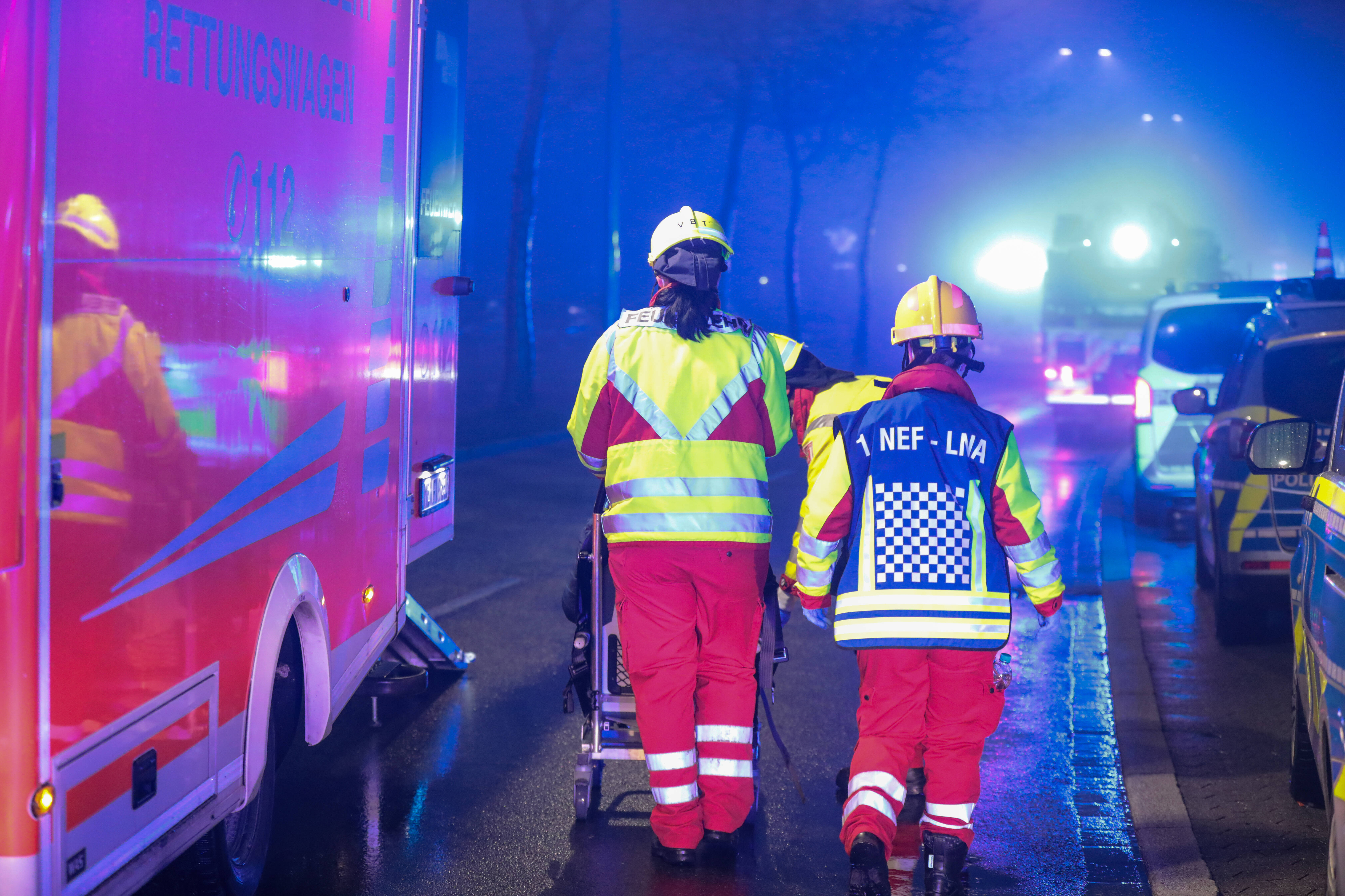 Horror-Unfall! Auto rast über Kreisverkehrinsel und überschlägt sich - Mehrere Todesopfer bestätigt 