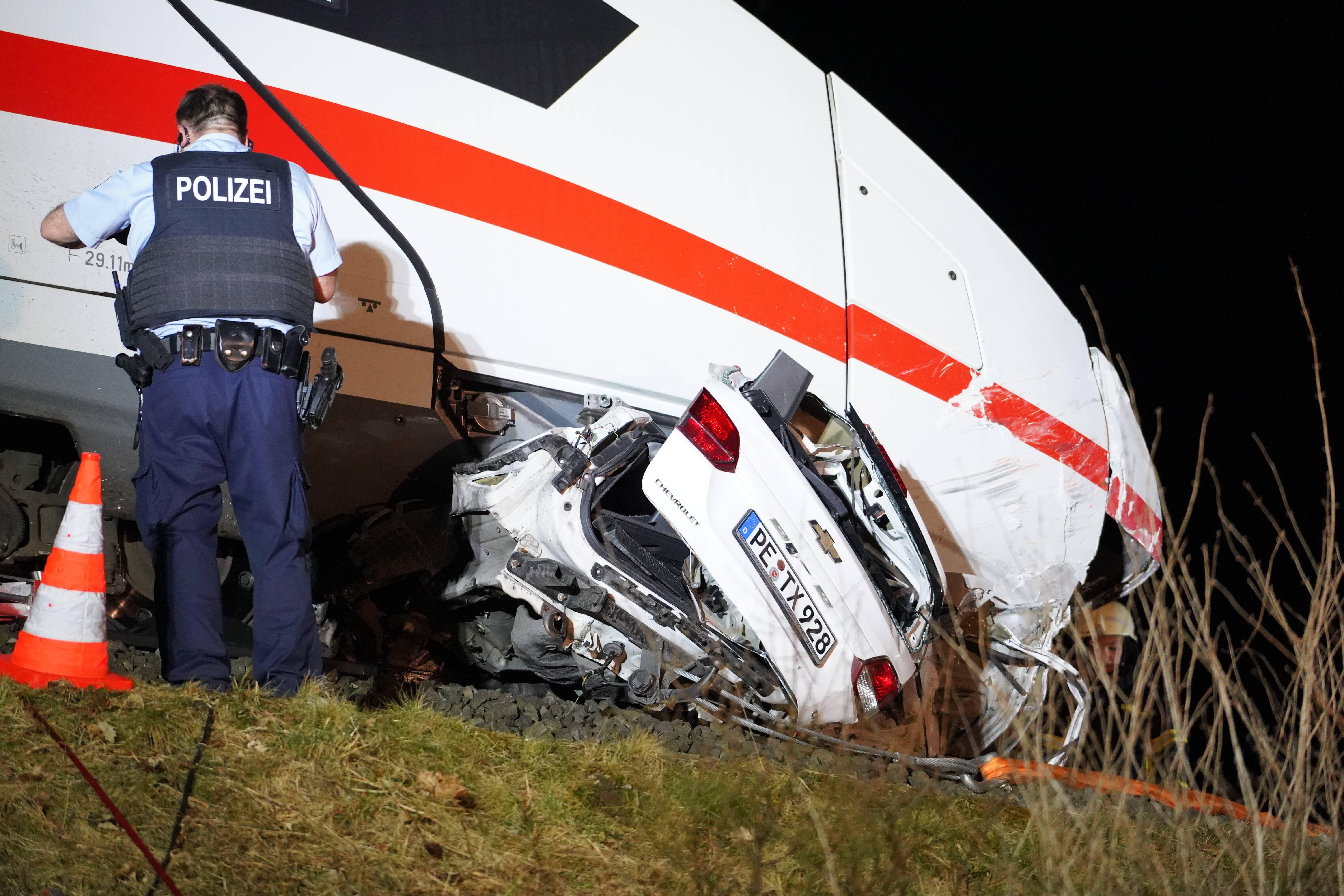 Schweres Zugunglück in Deutschland – Mehrere Todesopfer und Verletzte, Rettungskräfte im Einsatz