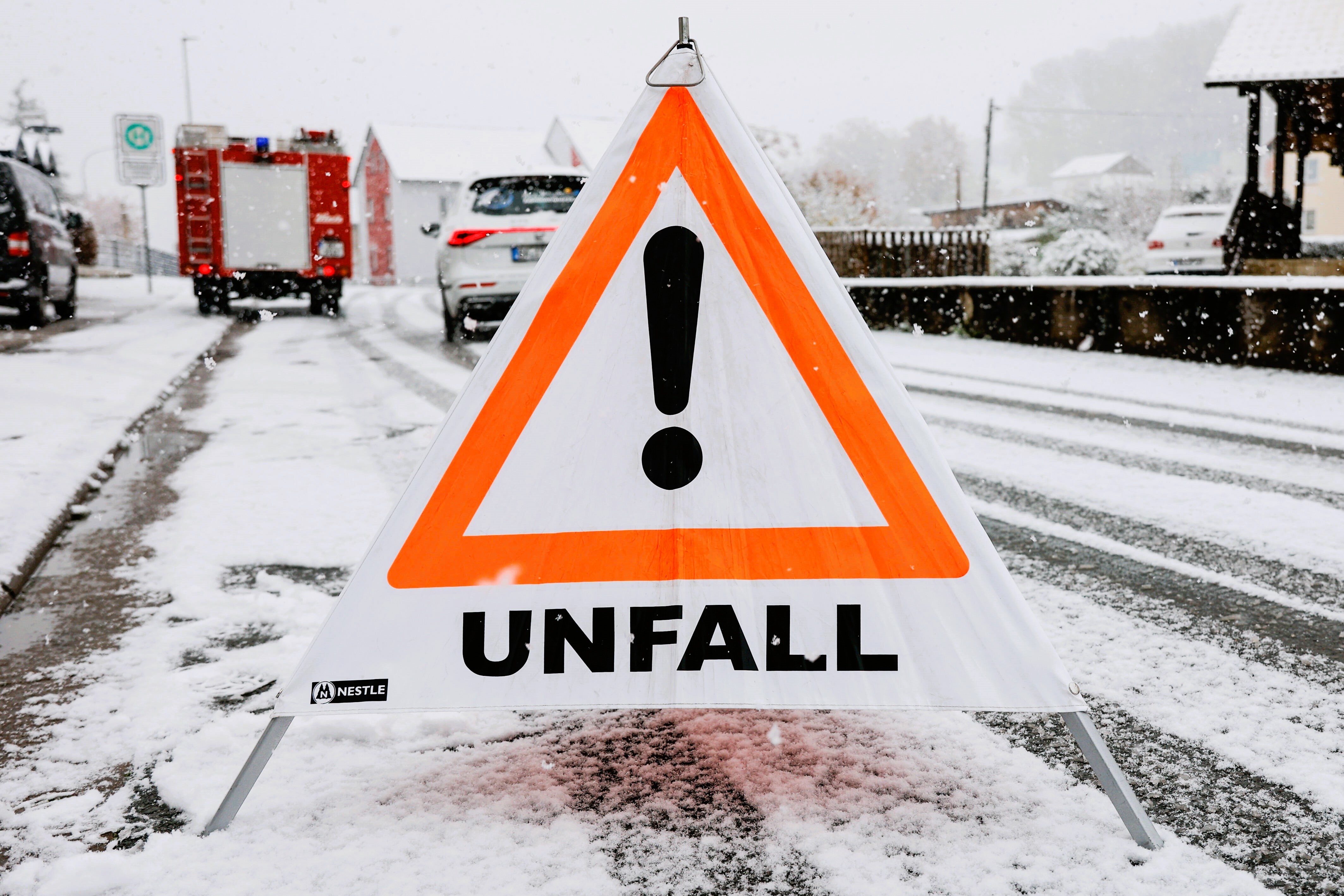 Wegen Eisglätte auf der Fahrbahn - Insgesamt 15 Unfälle in kurzer Zeit in Baden-Württemberg - Zahlreiche Verletzte und hohe Sachschäden