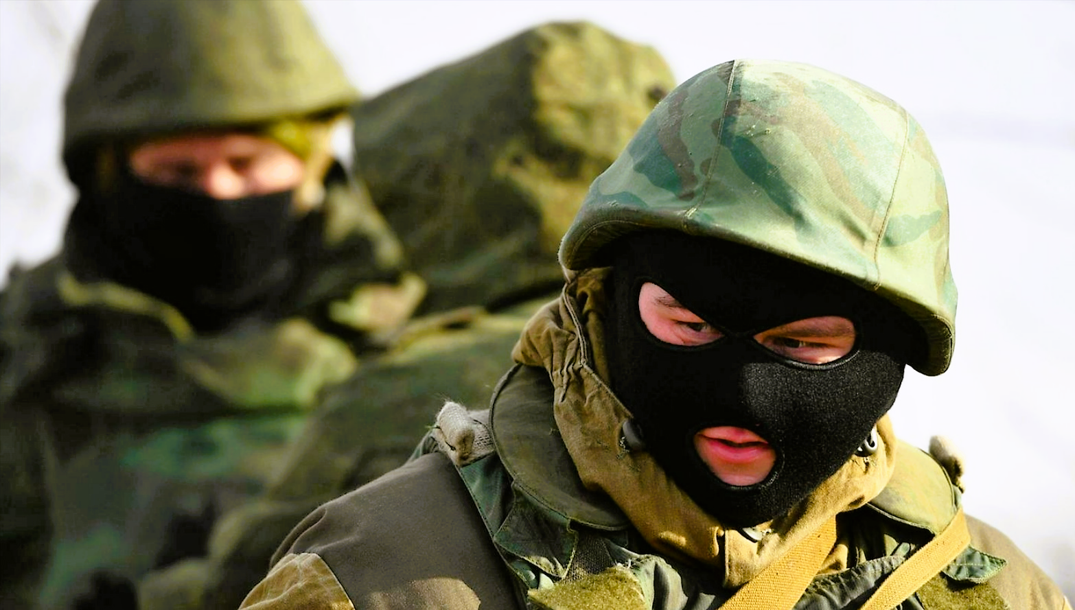 Schock-Video von der Front! Betrunkene russischer Soldaten gehen mit Axt auf Kameraden los