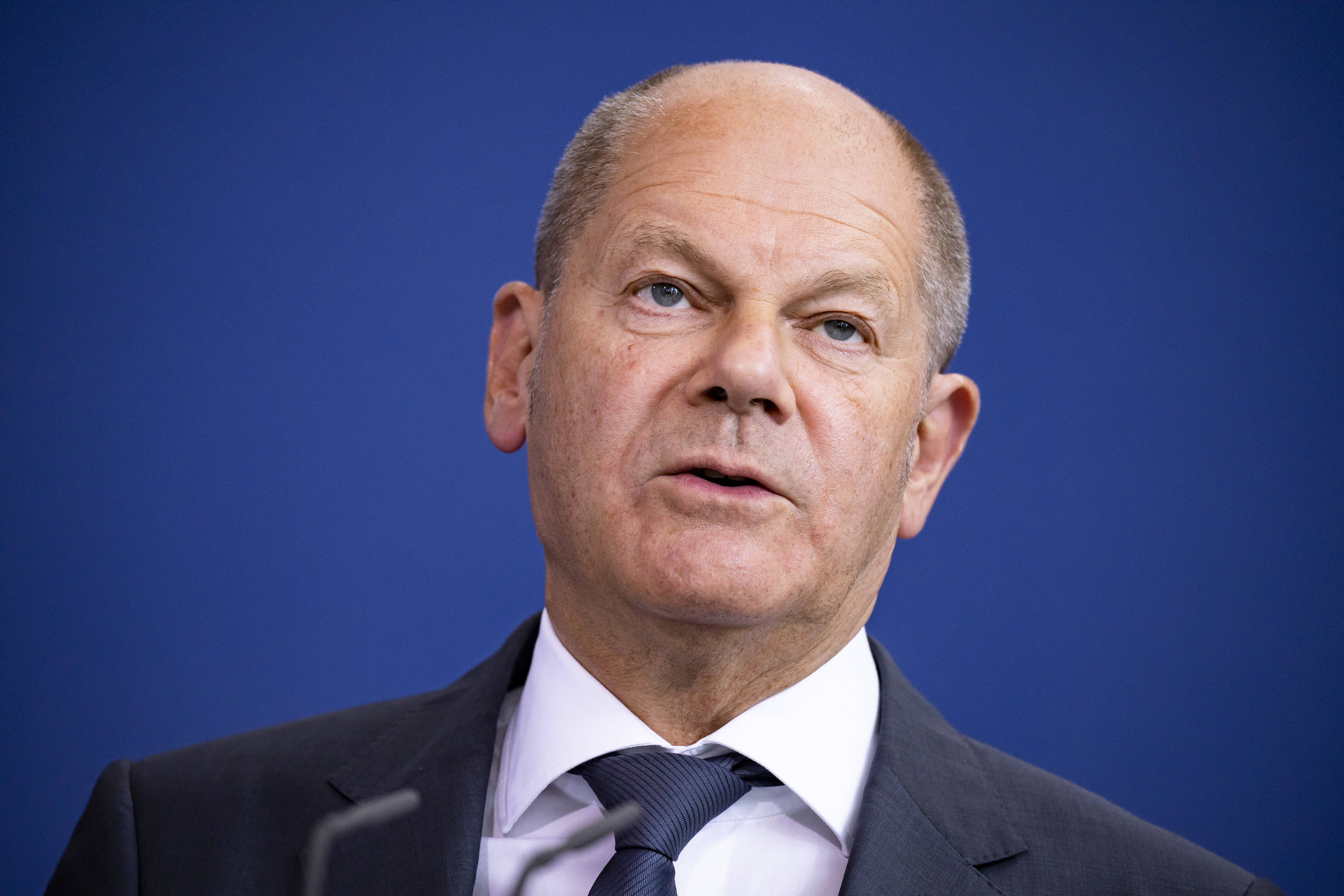 Mann stürmt auf Rollfeld auf Kanzler Scholz zu - Unglaubliche Sicherheitslücke beim Schutz des Kanzlers!