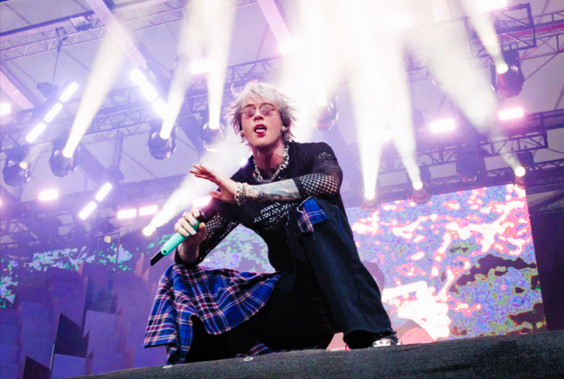 Star-Rocker schlägt Fan auf Konzert ins Gesicht! Konzert in Europa eskaliert