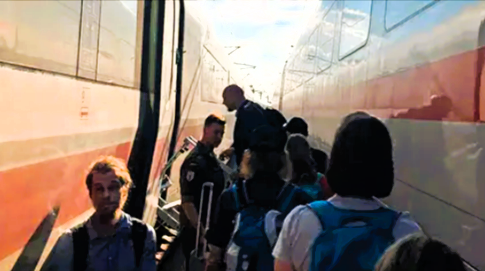 ICE evakuiert! Zug bleibt auf Brücke liegen - Passagiere müssen bei Gluthitze auf die Gleise!