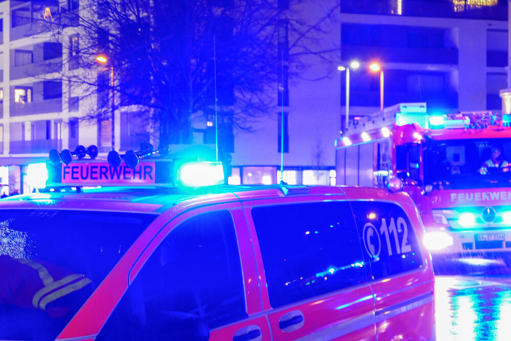 Polizei warnt die Bevölkerung - Mann in seinem Wagen niedergestochen! Er wartete an der Ampel, plötzlich riss jemand die Tür auf!
