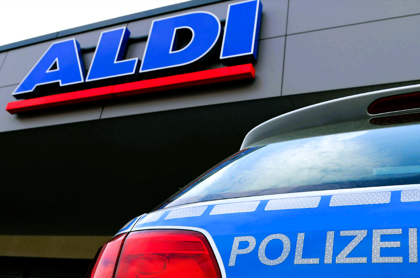 Bewaffneter Überfall auf Aldi-Filiale - zwei Menschen verletzt, Täter auf der Flucht!
