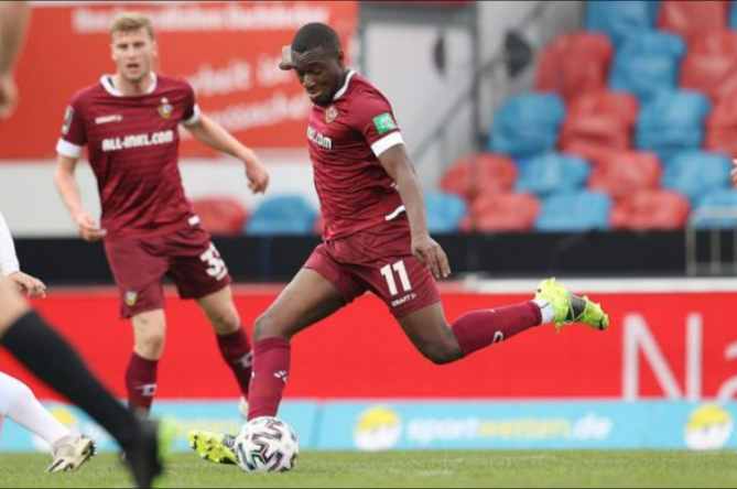 Trauer um Fußball-Profi! Regensburg-Spieler stirbt überraschend mit 25 Jahren, Fans und Liga geschockt