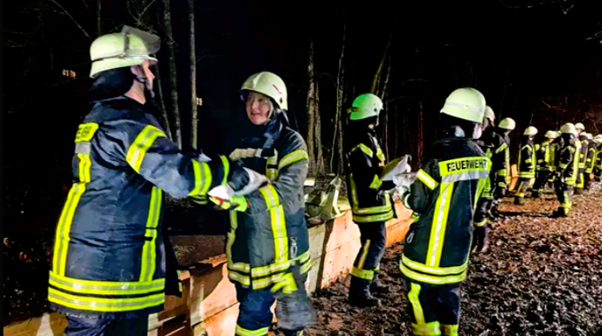 Hochwasser Alarmstufe Rot! Mehr als 100.000 Helfer im Einsatz gegen die Wassermassen in Deutschland