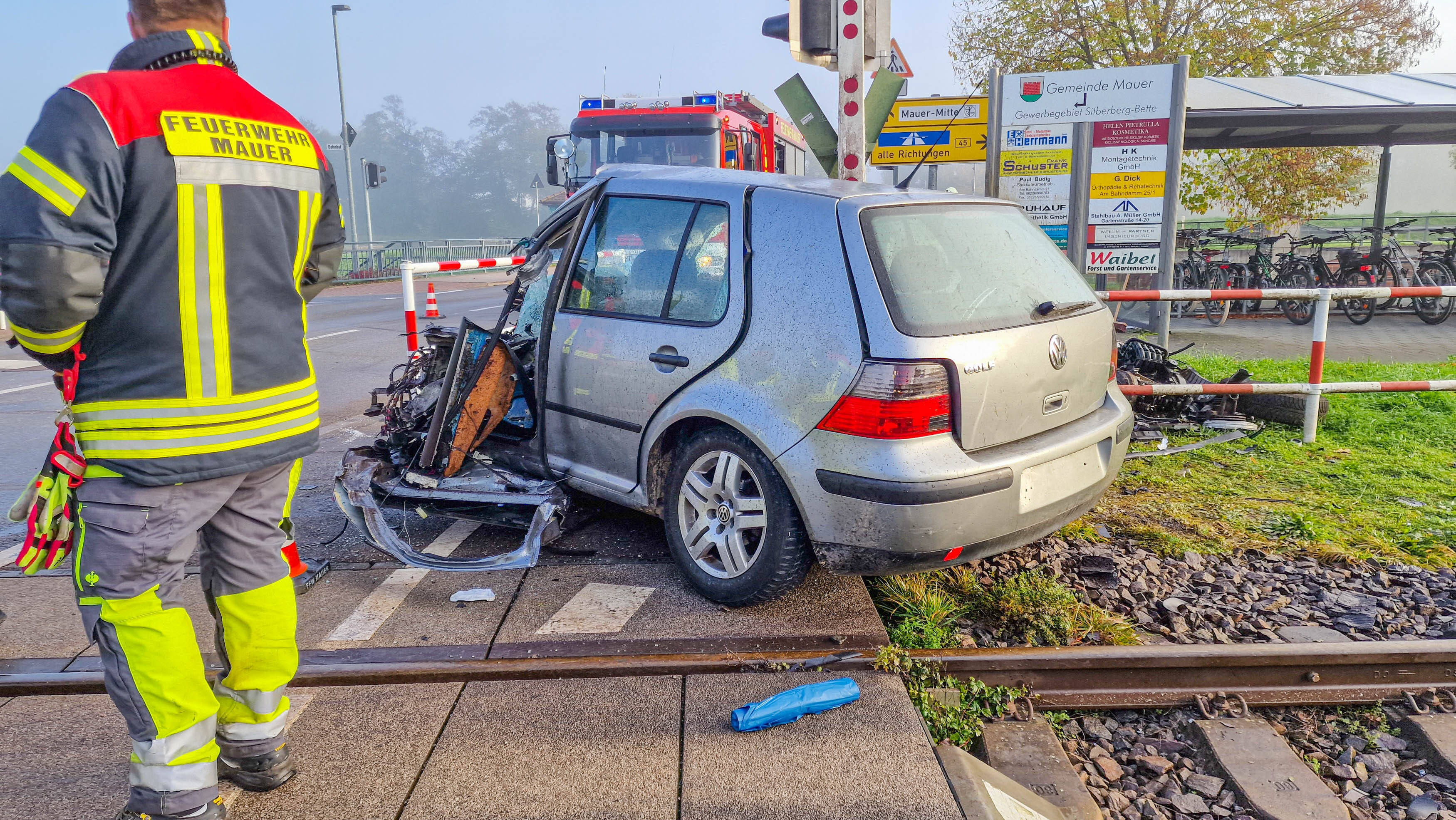 Schweres Zugunglück bei Stuttgart! Auto stürzt auf Gleise und wird von Zug erfasst! Es gibt schwer Verletzte