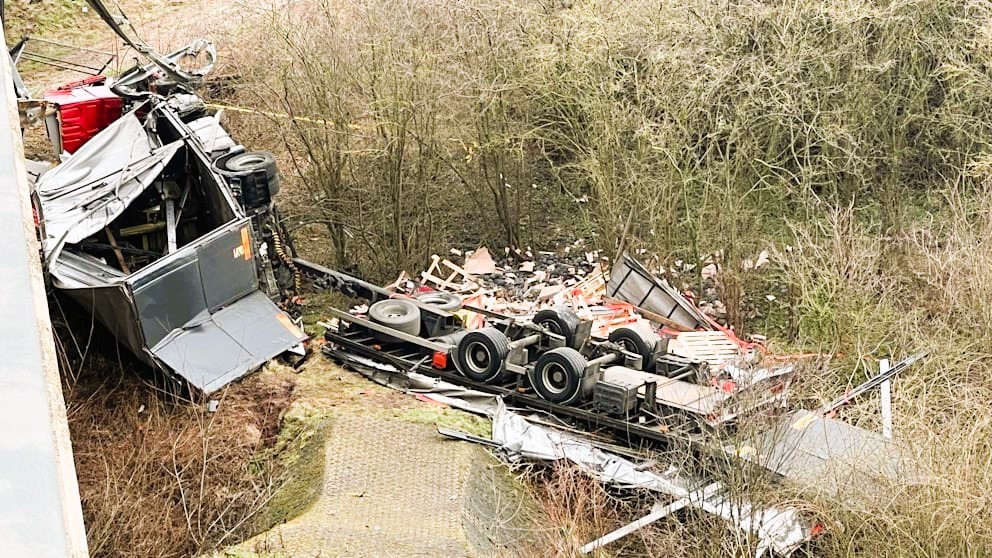 Vollsperrung! Schwerlaster stürzt von einer Brücke - LKW-Fahrer stirbt in den Trümmern!