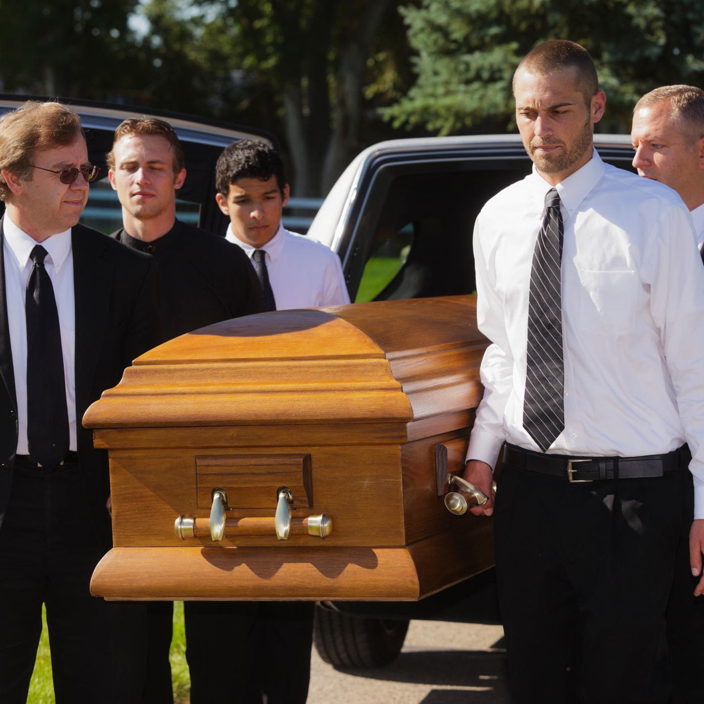 Leiche bewegt sich plötzlich im Sarg! Irrtümlich für tot erklärt! Bestatter bekommt Schreck seines Lebens