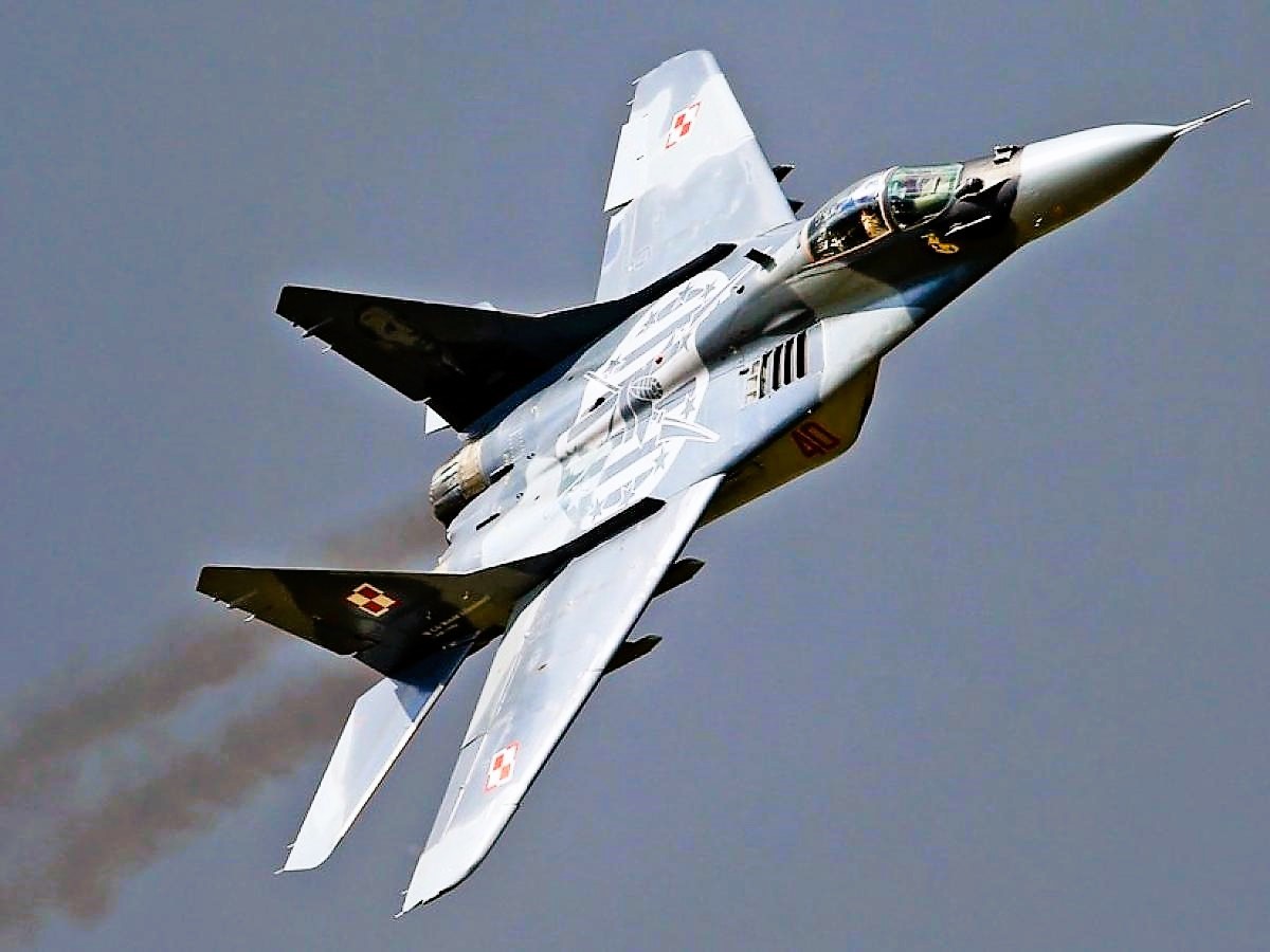 Breaking News! Russian Fighter Jets Intercept Two US B-52H Long-Range Bombers Near Border!