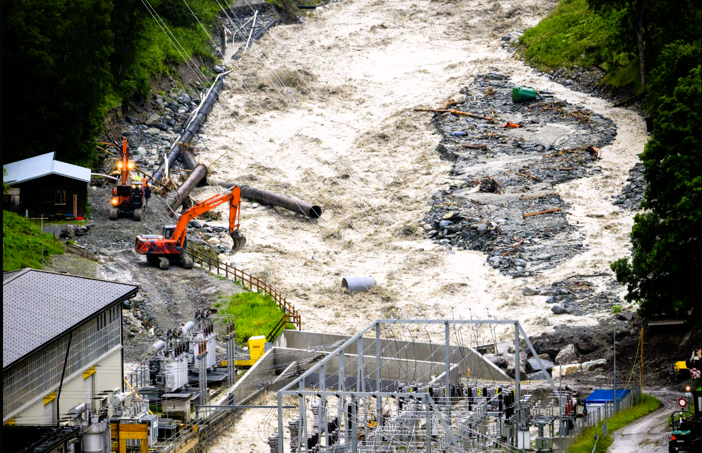 Erdrutsch! Schwere Unwetter in Tirol - Orte von der Außenwelt abgeschnitten, Touristen gefangen!