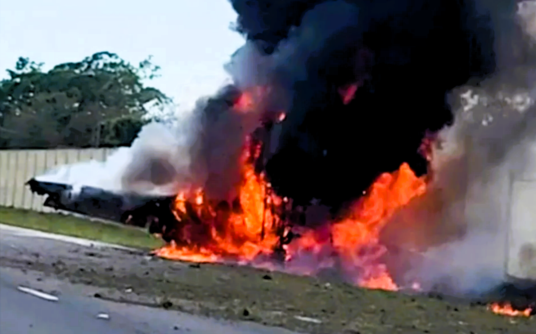 Kleinflugzeug stürzte mitten in ein Wohngebiet! Rettungskräfte vor Ort